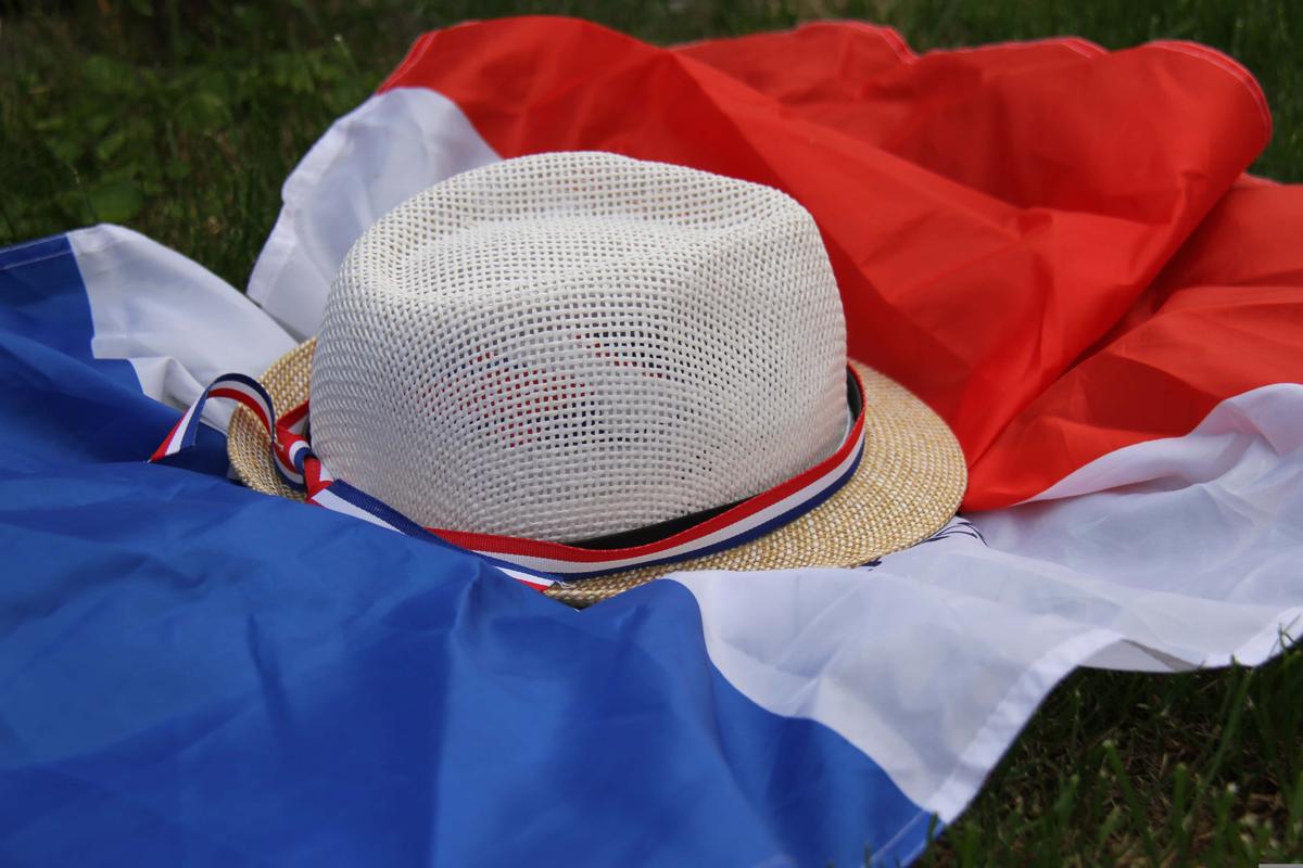 Chapeau sur drapeau français