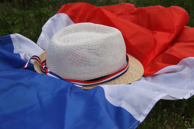 Chapeau sur drapeau français