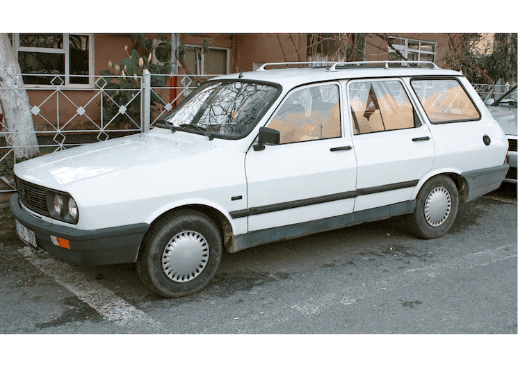 Renault Toros blanche dans une rue de Turquie, modèle dérivé de la Renault 12 française