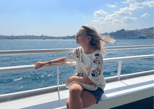 Sarah Goldenberg observant Istanbul depuis un ferry sur le Bosphore