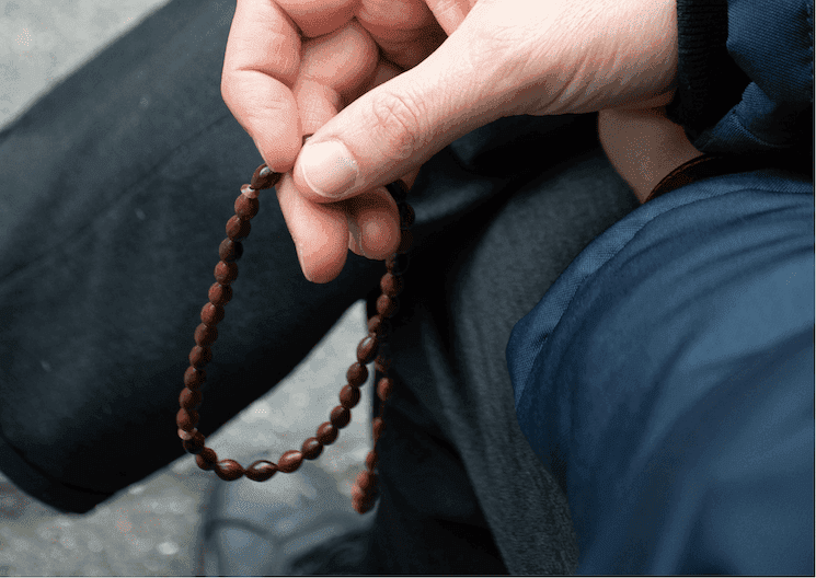 Tespih entre les doigts d'un homme en Turquie, chapelet traditionnel utilisé pour la prière, l'attente ou le quotidien