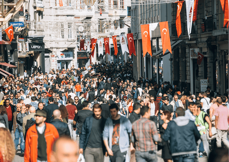 Rue animée d'Istanbul illustrant le rôle des réseaux de recommandation et du torpil dans la société turque