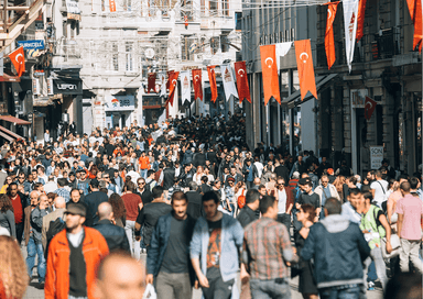 Rue animée d'Istanbul illustrant le rôle des réseaux de recommandation et du torpil dans la société turque