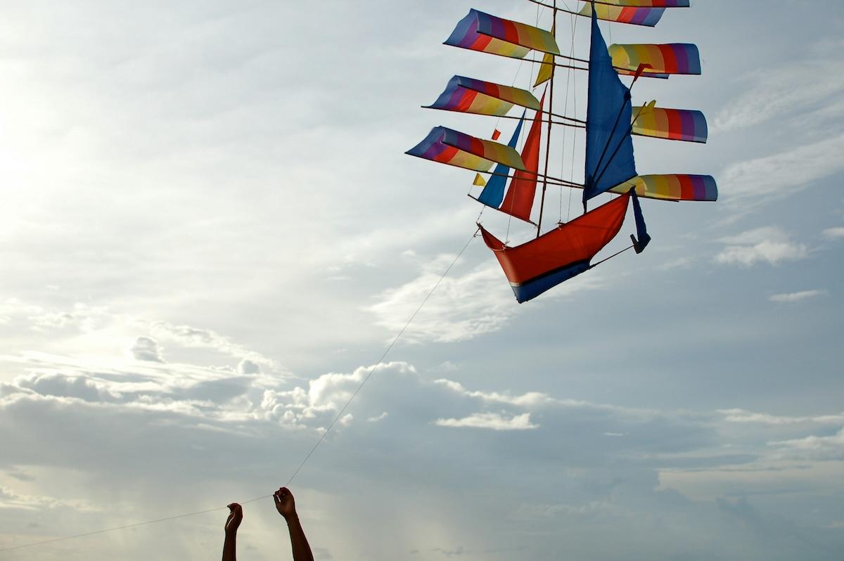 un cert-volant en forme de bateau à voile dans le ciel