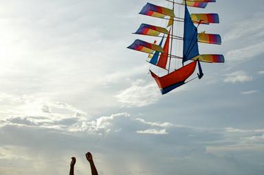 un cert-volant en forme de bateau à voile dans le ciel