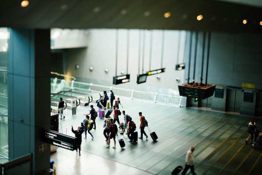 un hall d'aéroport vu de haut