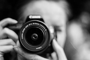 une personne qui prend une photo de face avec l'objectif en gros plan