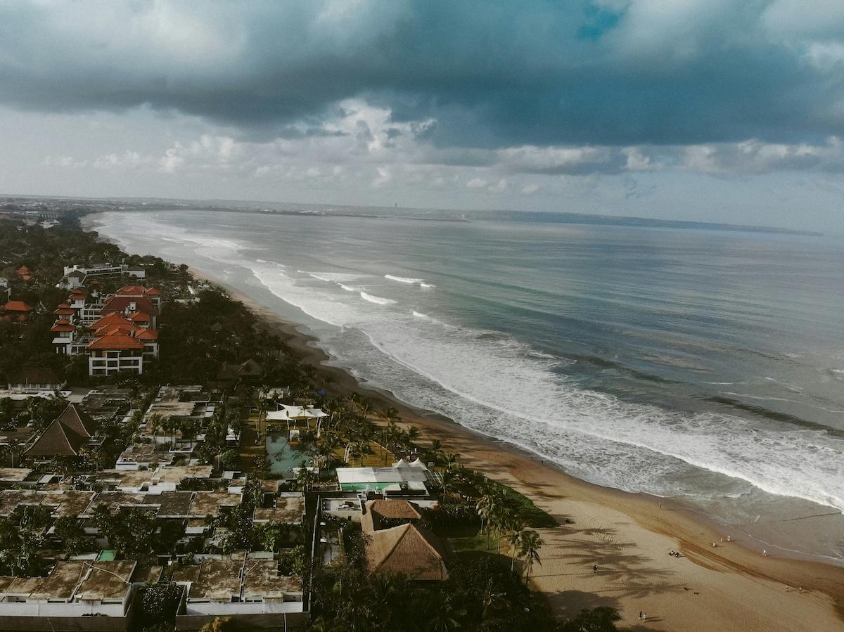 une plage vue du ciel avec un ciel nuagueux