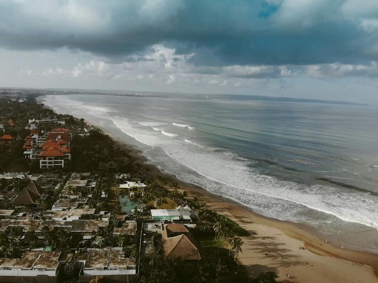 une plage vue du ciel avec un ciel nuagueux