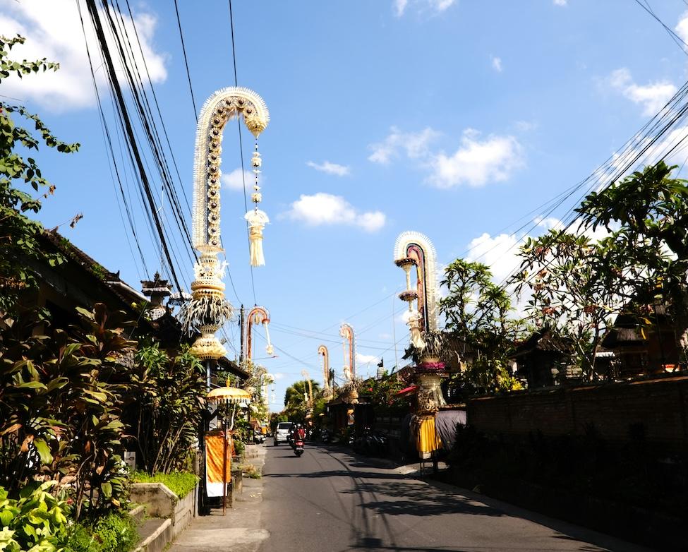 une rue bordée de penjor, décoration en bambou typique de galungan