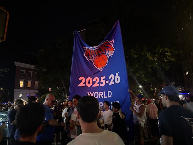 Les habitants de new york célébrant la victoire des Knicks