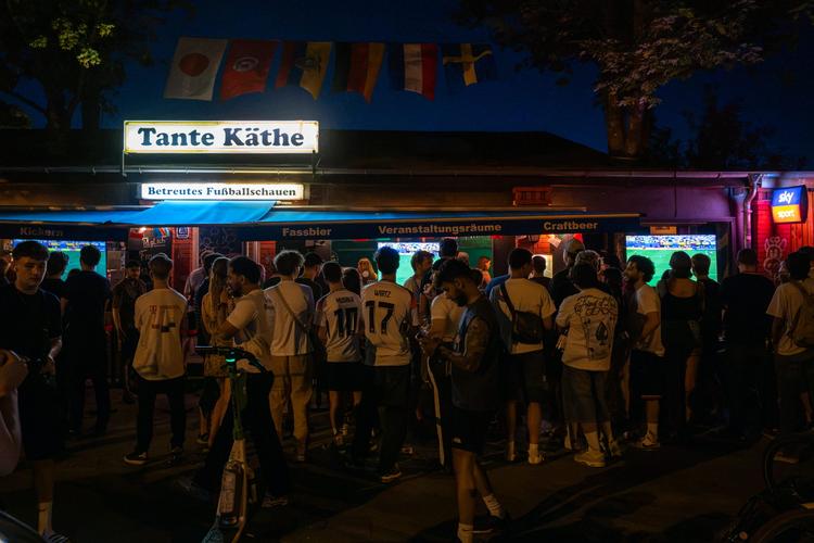 Des supporters regardent un match de la Coupe du Monde à Berlin