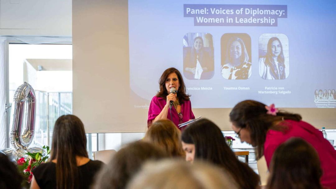 Begoña de la Marta au micro durant la cérémonie d'anniversaire de Frauenalia le 10 juillet 2026
