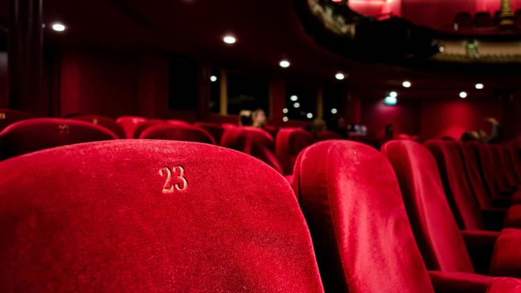 photo d'une rangée de sièges de théâtre