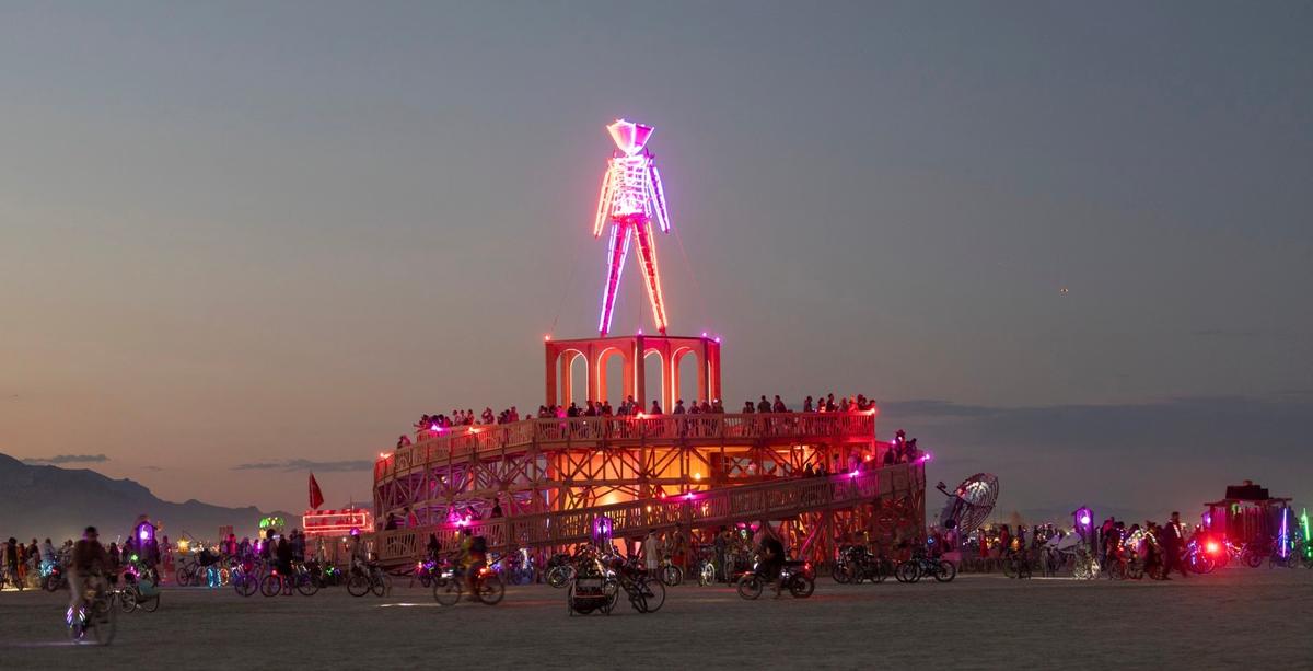 Une statue illuminée au festival Burning man - Black Rock City