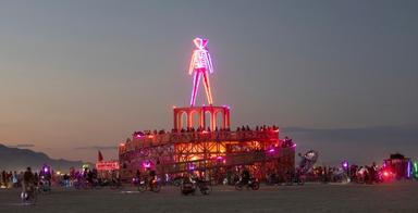 Une statue illuminée au festival Burning man - Black Rock City