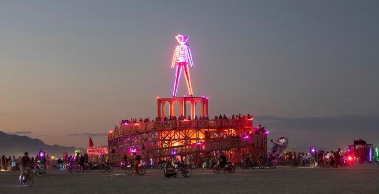 Une statue illuminée au festival Burning man - Black Rock City