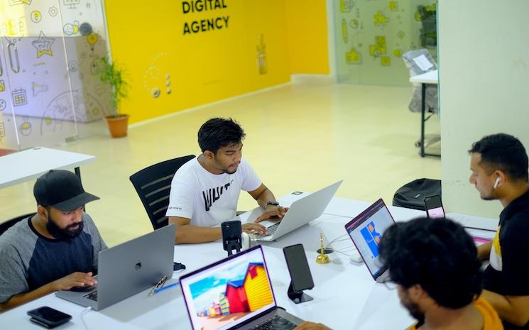 Comment digitaliser votre agence d'intérim sans perdre vos permanents