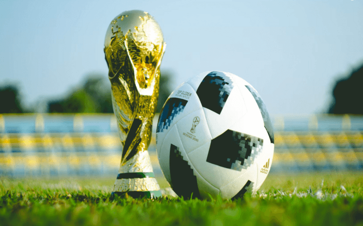 Coupe de la FIFA et ballon de foot