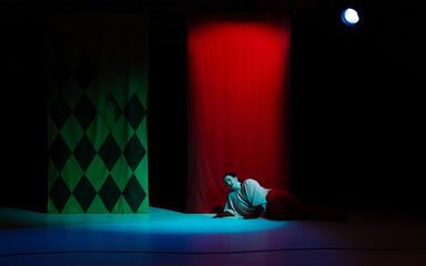 Artiste jouant au théâtre sur une scène