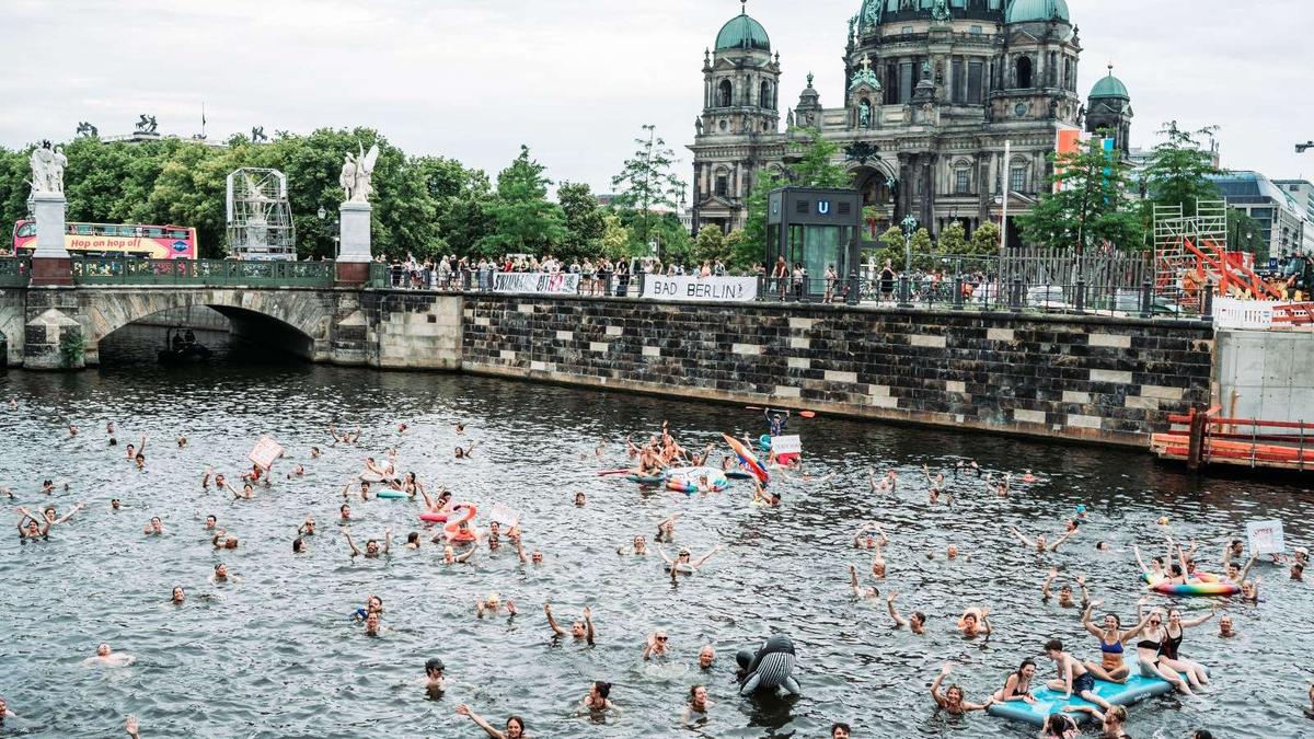 Manifestation de FlußbadBerlin dans l'eau en face du Berliner Dom
