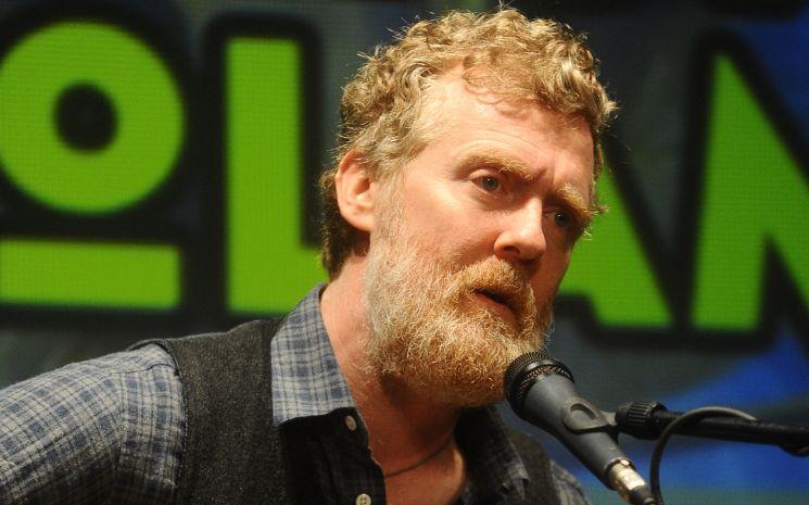 Glen Hansard sur scène avec sa guitare en 2015