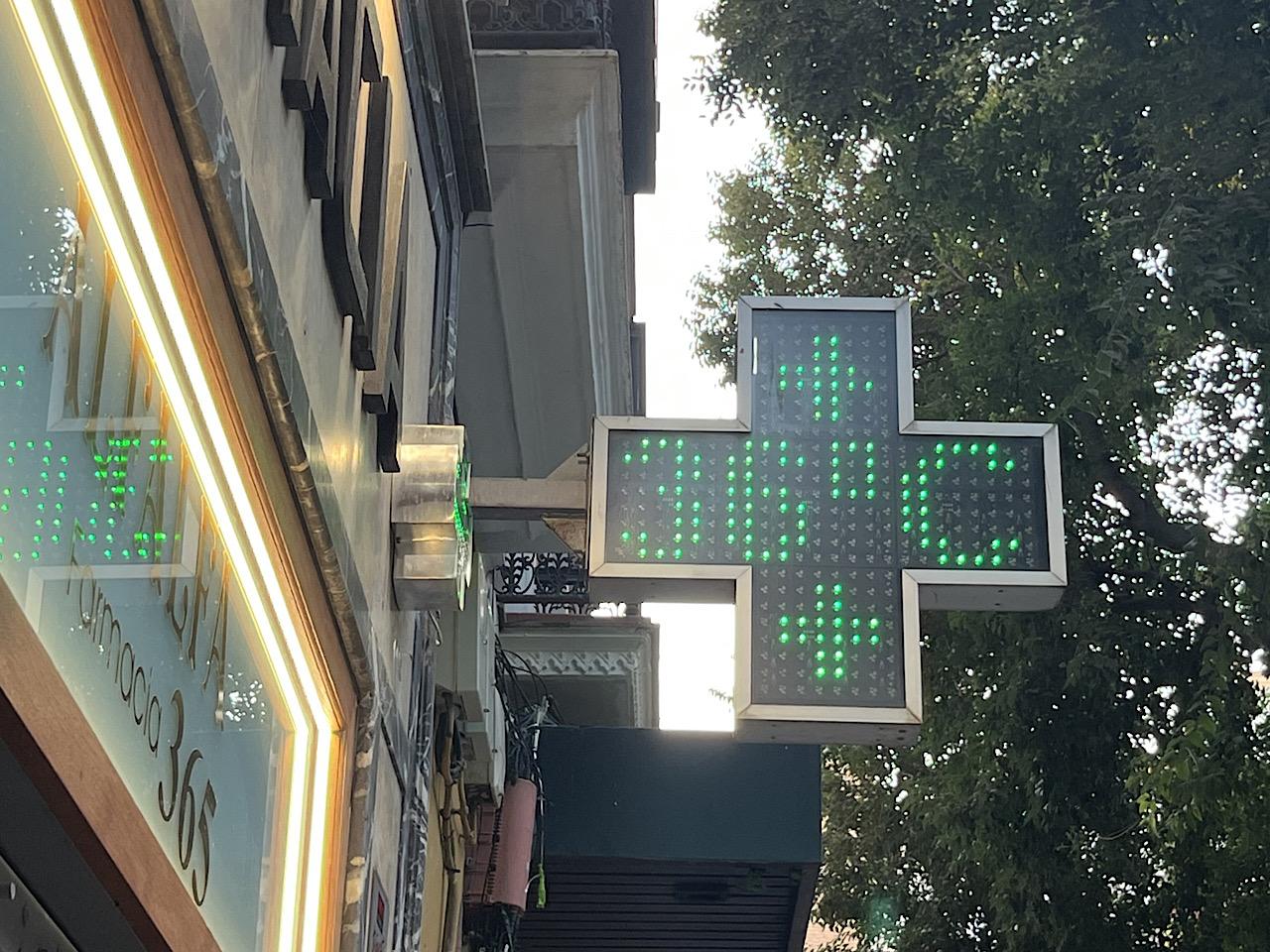 En début de soirée, le thermomètre affiche encore 36 °C dans les rues de Séville, illustrant l'intensité des chaleurs estivales.