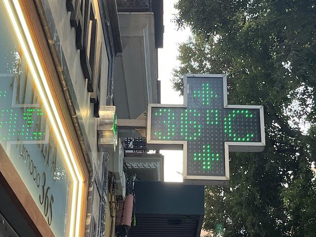 En début de soirée, le thermomètre affiche encore 36 °C dans les rues de Séville, illustrant l'intensité des chaleurs estivales.