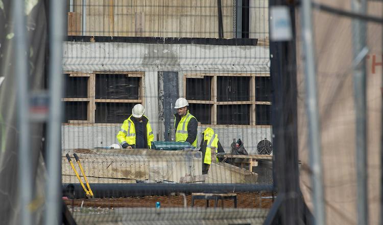 Dos trabajadores de la construcción en una obra.