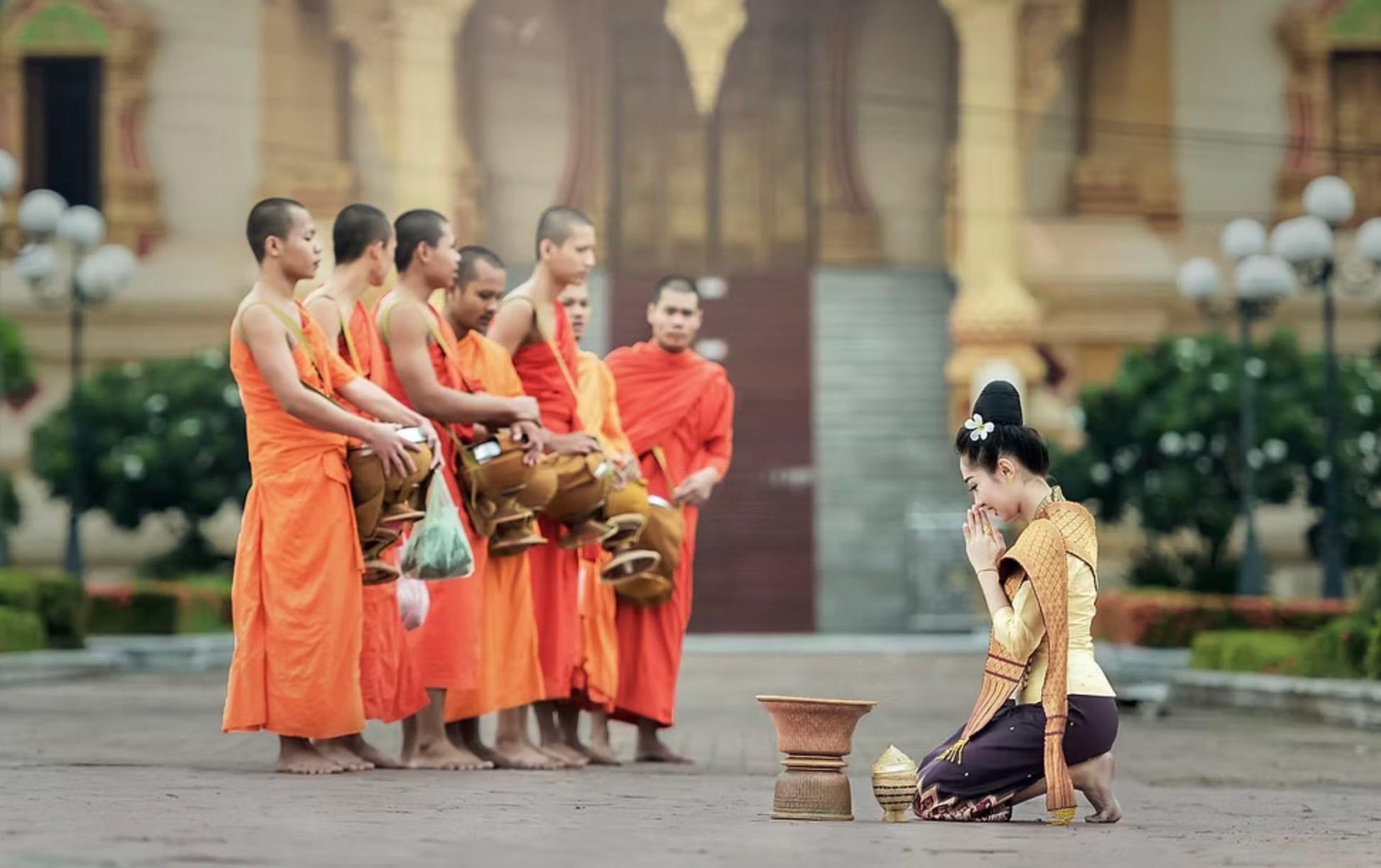 Salut à des moines Thaïlande
