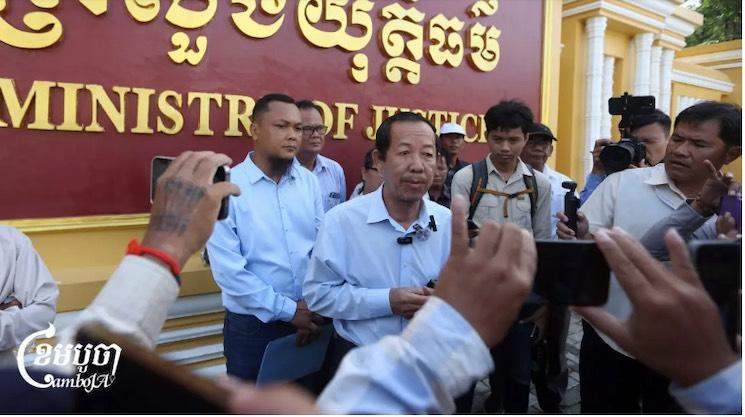 La bataille judiciaire de Rong Chhun pour rétablir ses droits politiques au Cambodge.