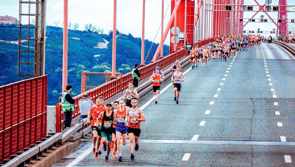Des marathoniens sur le Golden Gate Bridge à san Francisco