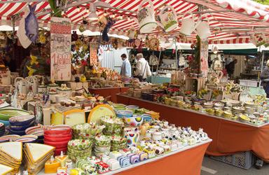 Jakobidult et son marché de vaisselle