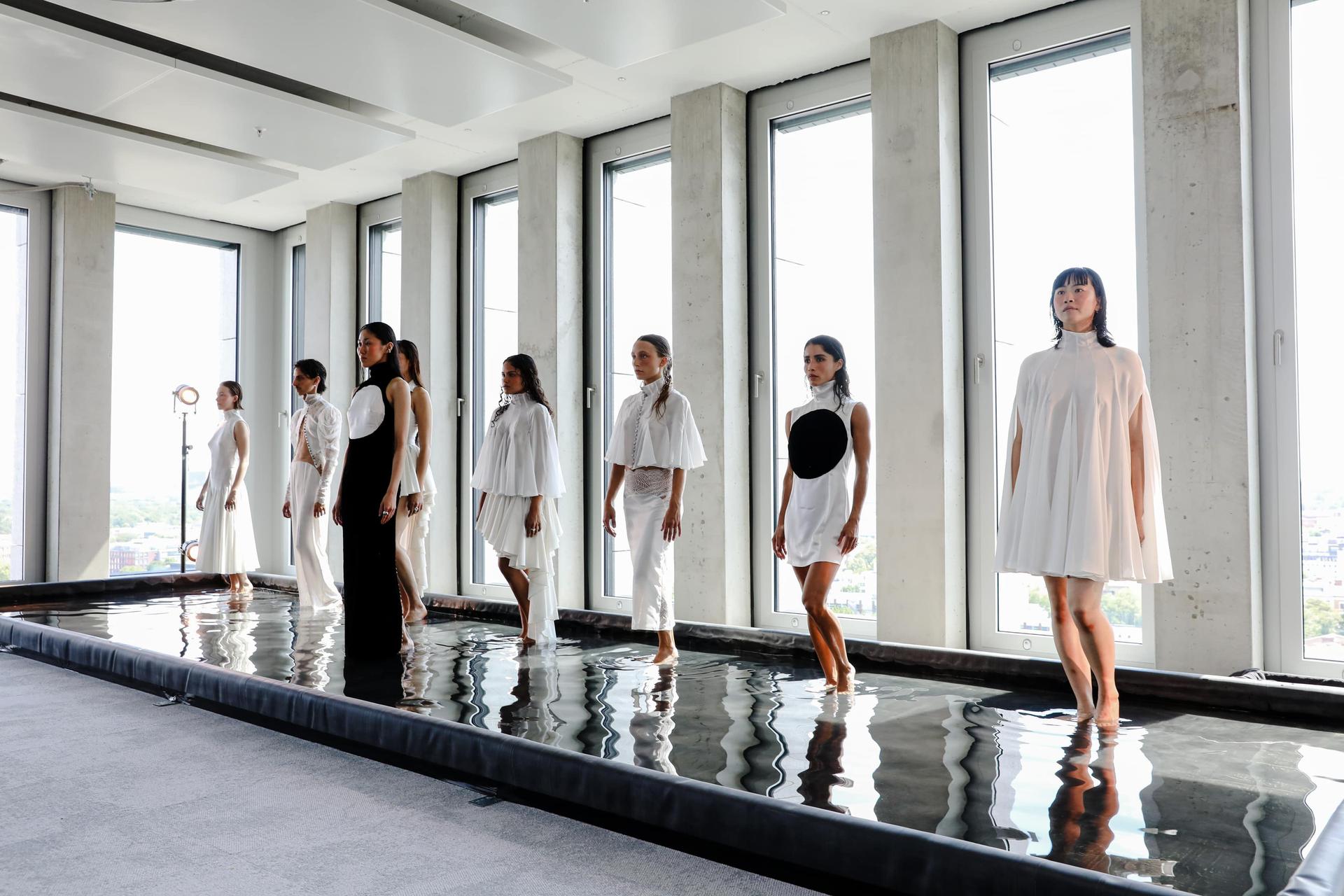 Performance artistique lors de la Fashion Week été 2026 à Berlin