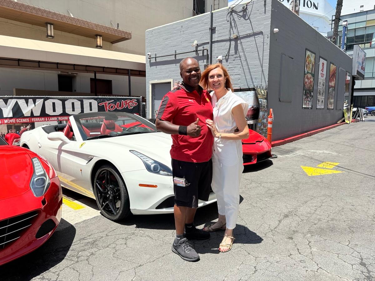 John Gabin et Anne Verdier devant les Ferraris de « Ride Like a Star » © Marie Fiorin