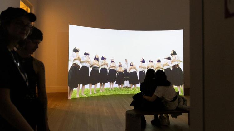 photo d'une salle de l'exposition de Marina Abramović