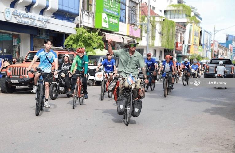 Un Cambodgien termine un tour du monde à vélo au profit des enfants