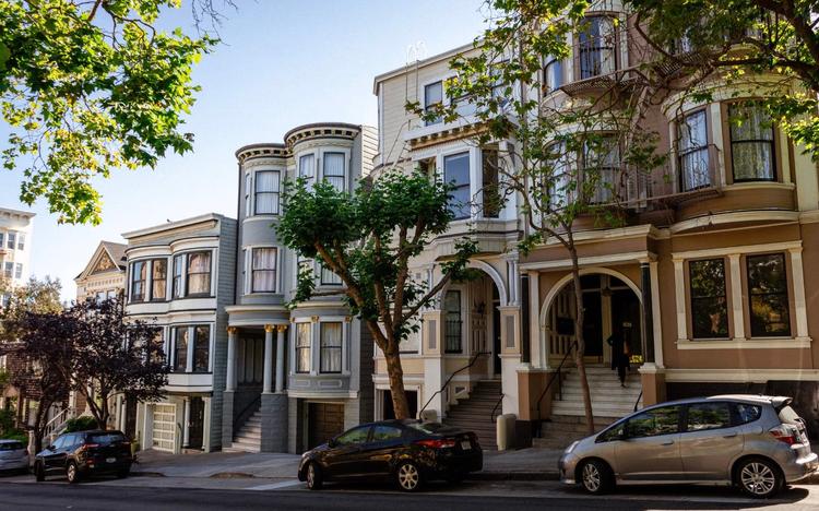 Façade victorienne en plein soleil, San Francisco