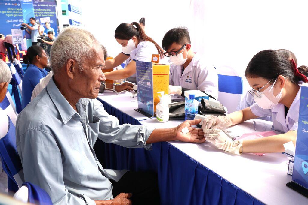 Vietnam : des bilans de santé gratuits pour les seniors