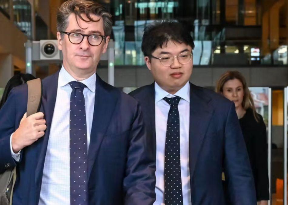 À droite, Low De Wei, journaliste auteur de l’article