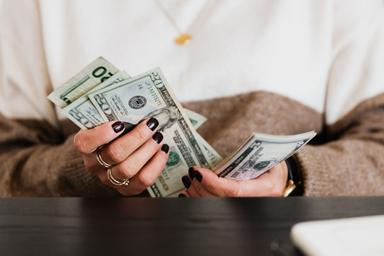 femme argent dollars