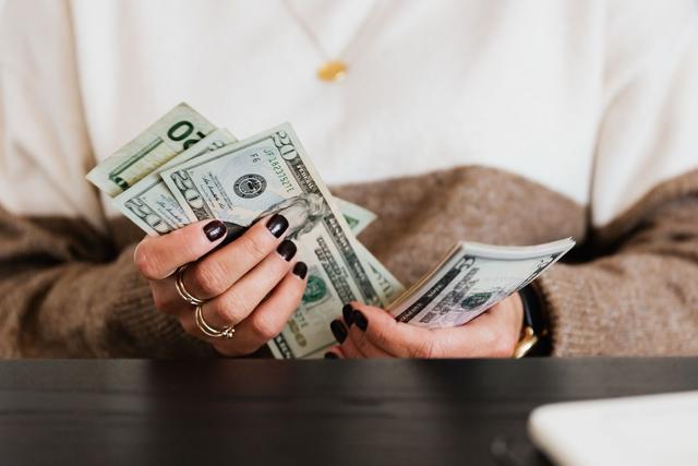 femme argent dollars