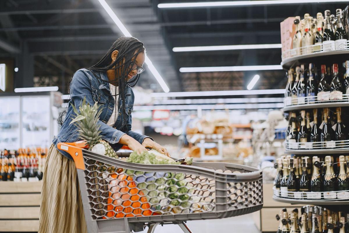 femme fait courses