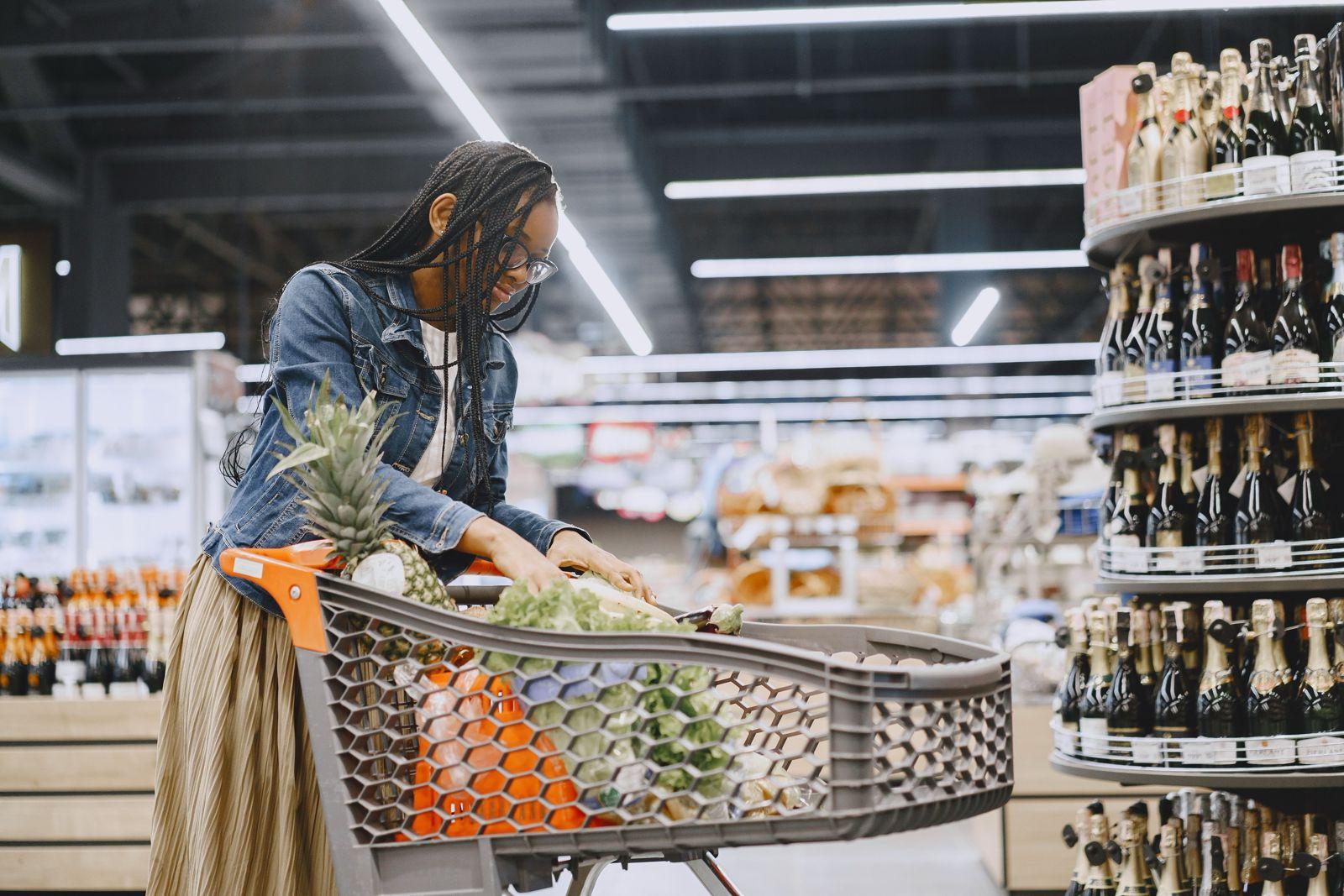 femme fait courses