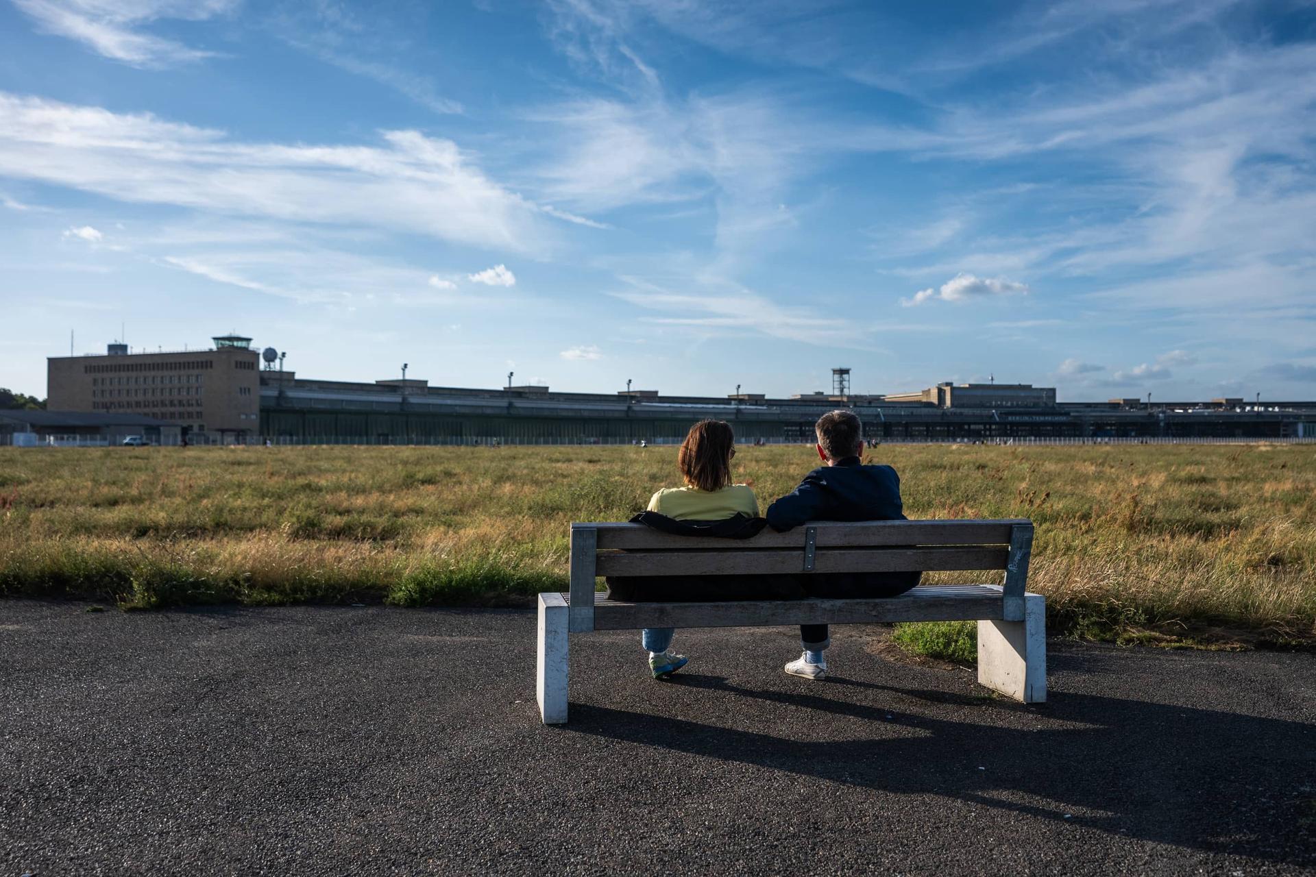 Deux personnes assises sur un banc dans Tempelhofer Feld