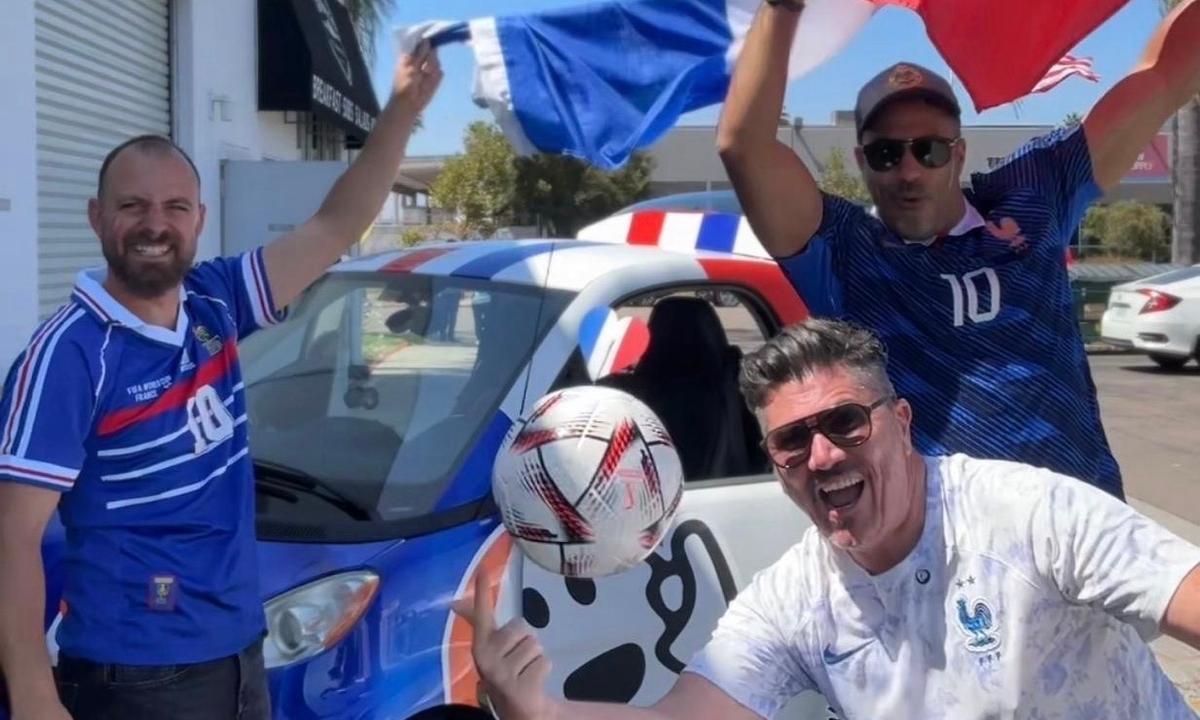 Franck Pedretti avec deux supporters des Bleus © Franck Pedretti