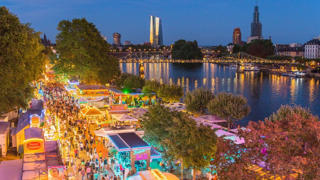 photo des quais du Main de nuit durant Mainfest