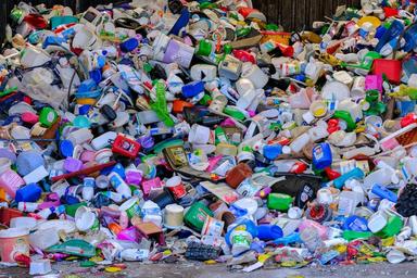 des bouteilles et déchets plastiques