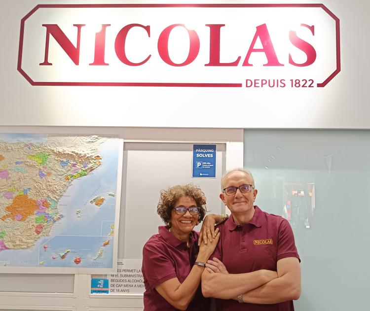 Photo de Michel et Eliane Jimenez dans la boutique Nicolas de Barcelone