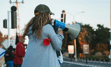 femme-parle-haut-parleur-manifestation